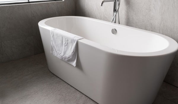 Jak naprawić wannę akrylową w domu? Proste sposoby na rysy, pęknięcia i inne uszkodzenia.