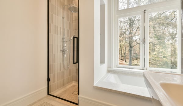 Jak oszczędzać wodę pod prysznicem - rozwiązania produktowe, które warto zastosować