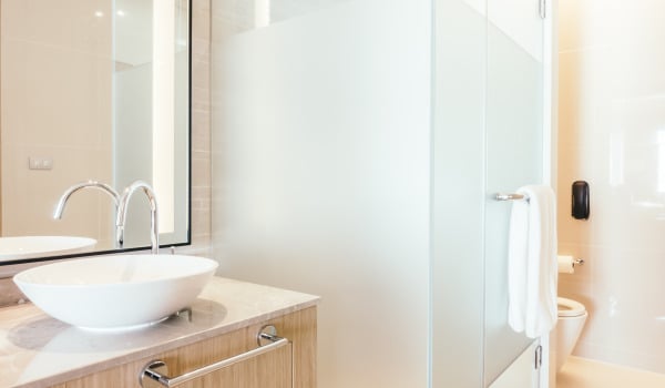 Co zamiast płytek pod prysznic?