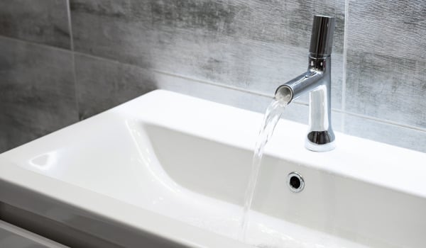 Czym wyczyścić baterie łazienkowe?